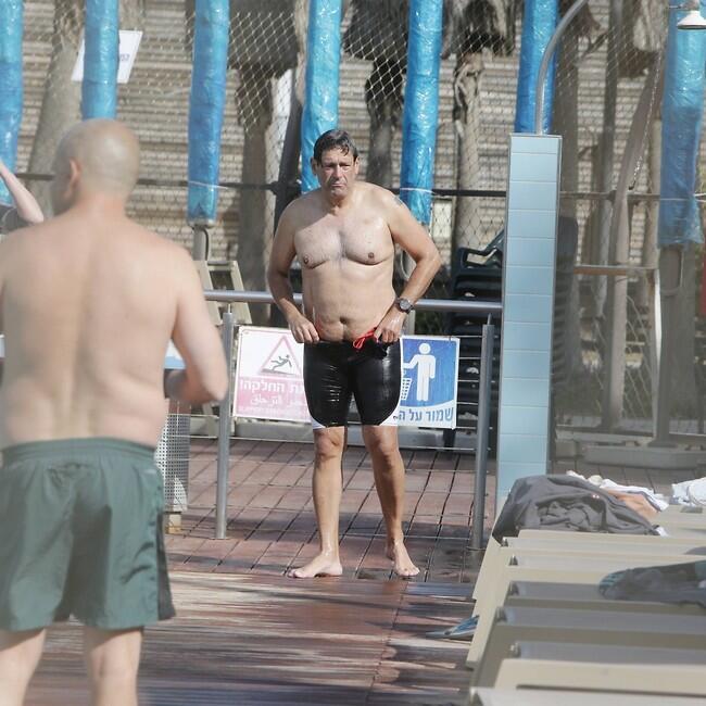 מתרענן בבריכה (צילום: מוטי לבטון) מתרענן בבריכה