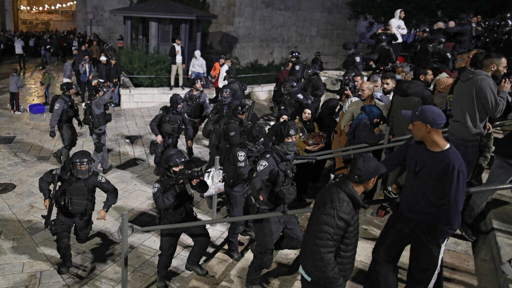 השוטרים מפנים את שער שכם בירושלים