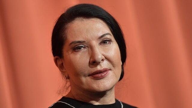 ''אני קורעת''. מרינה אברמוביץ'
