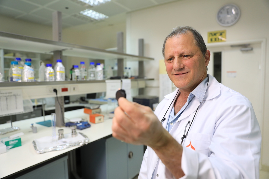 פרופ' עמית גרוס מחזיק פחם שיוצר מצואה. צולם במעבדתו בבית הספר לקיימות ושינויי אקלים של אוניברסיטת בן־גוריון. (צילום: רועי עידן) פרופ' עמית גרוס מחזיק פחם שיוצר מצואה. צולם במעבדתו בבית הספר לקיימות ושינויי אקלים של אוניברסיטת בן־גוריון.