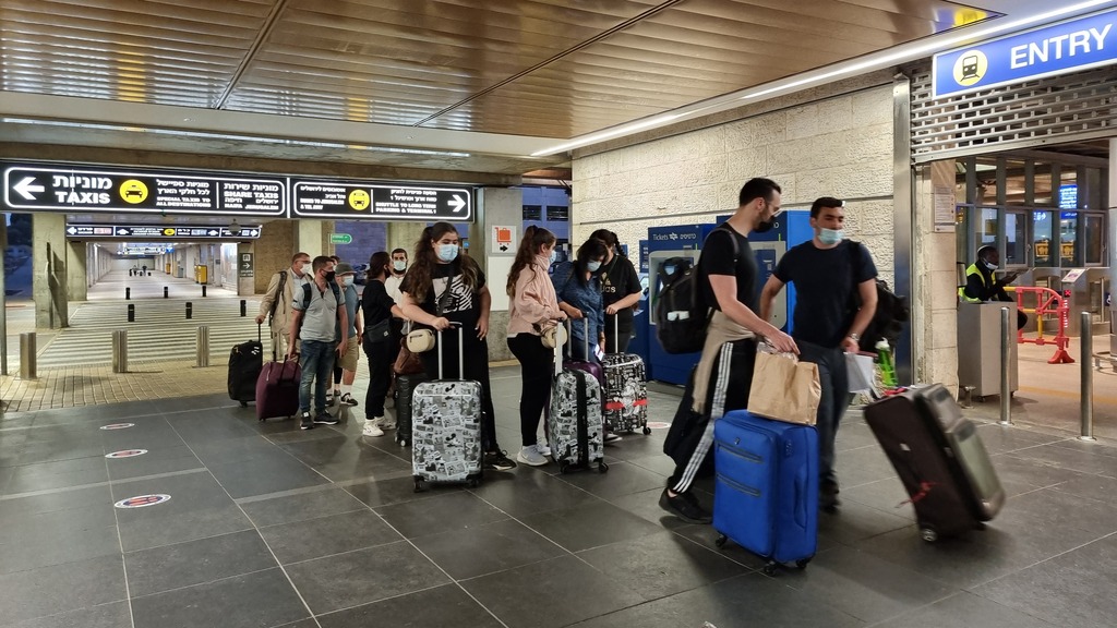 People wearing masks at Ben Gurion Airport (Photo: Shmulik Dudfur) עומסים בנתב"ג