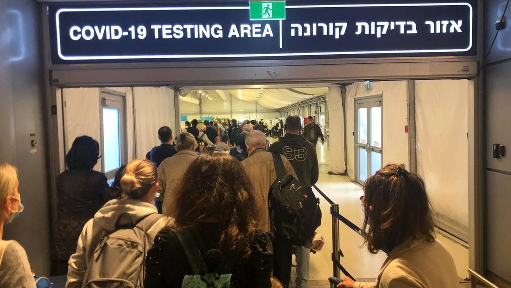 Ben Gurion Airport's COVID testing area עומס בתנב"ג