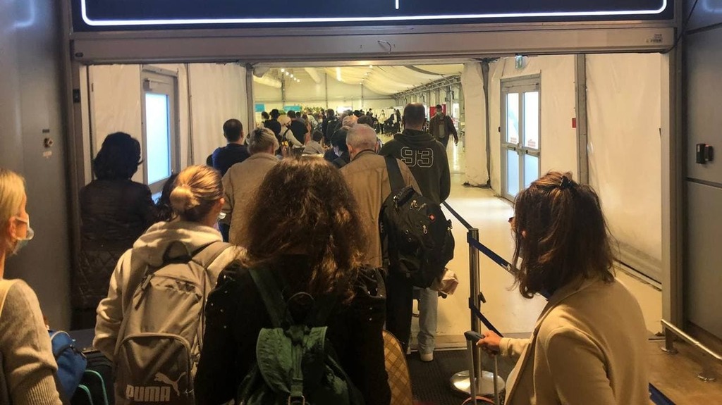 Long lines at the Ben-Gurion Airport coronavirus testing site last month עומס בתנב"ג
