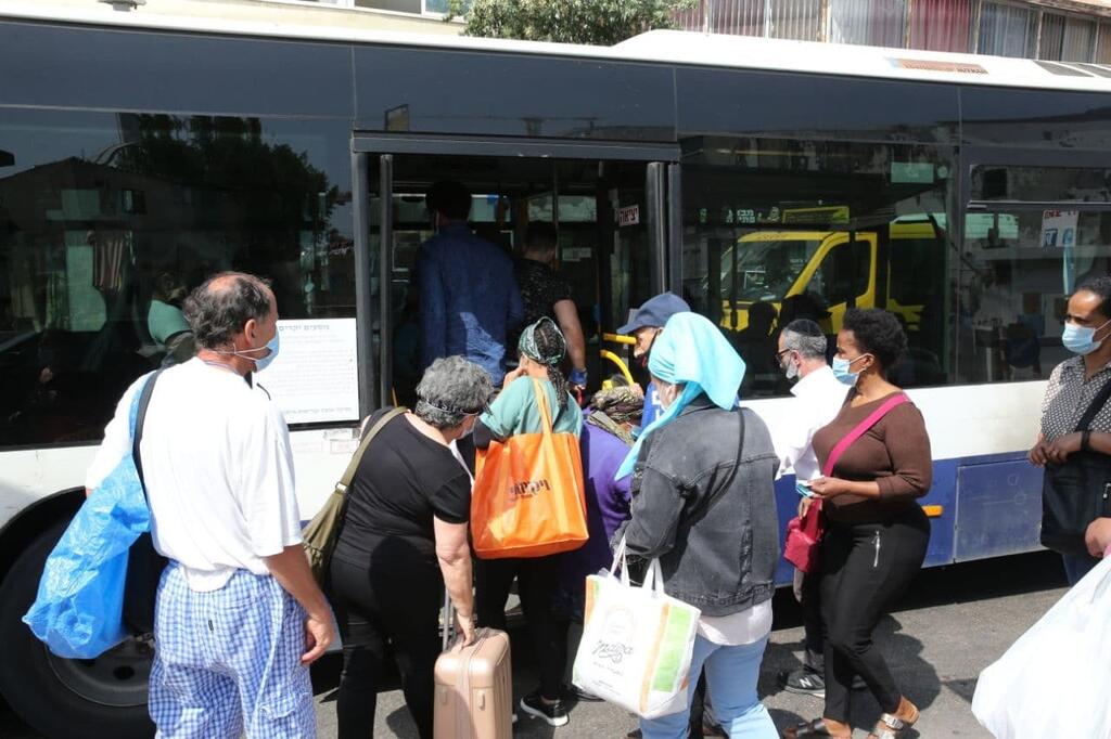 "לעודד שימוש בתחבורה הציבורית". נוסעים באוטובוס, ארכיון (צילום: מוטי קמחי ) קו 2 בשוק התקווה בתל אביב