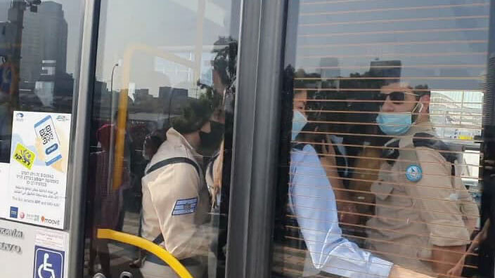 נדחסים בקו 56 מיהוד לתל אביב. "הסכנה הבריאותית שבצפיפות עדיין מרתיעה נוסעים רבים" (צילום: אסף זגריזק) קו 56 מיהוד לתל אביב