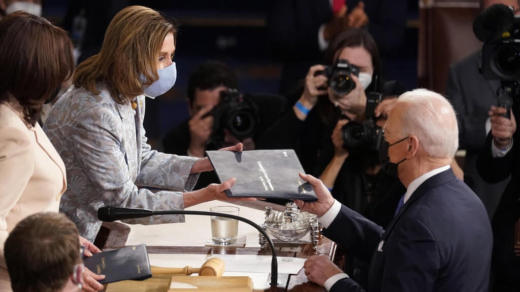 ביידן מעביר העתק של הנאום לננסי פלוסי (צילום: AP) ביידן מעביר העתק של הנאום לננסי פלוסי