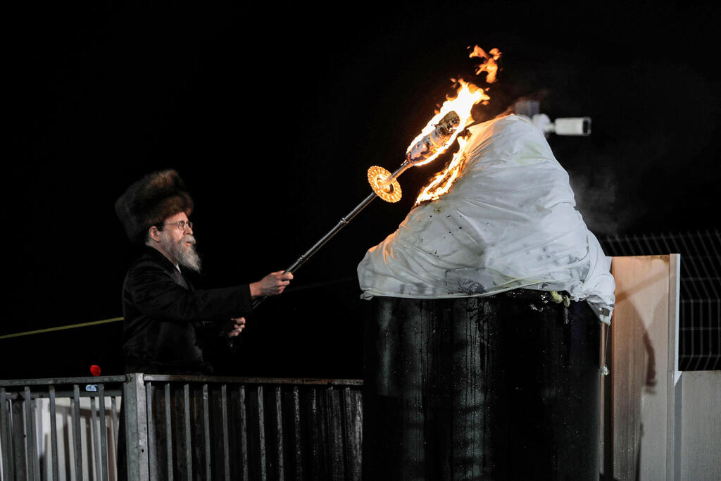 הדלקה בציון הרשב"י במירון. ההיערכות לל"ג בעומר שופרה אבל הרשויות לא הטילו את האחריות לארגון האירוע על גורם כלשהו (צילום: AFP) מירון