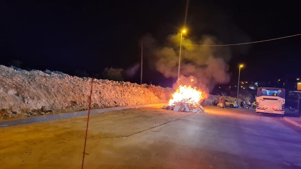 אש בביתר עילית (צילום: כבאות מחוז יהודה) מדורות בניגוד להנחיות בביתר עילית
