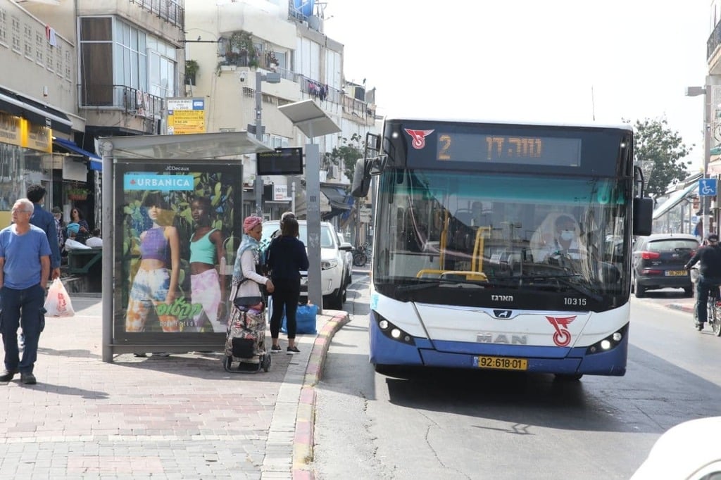 "באוטובוסים מדובר על כ-70% מהנוסעים שהם נוסעים שבויים, אין להם אפשרות אחרת להתנייד" (צילום: מוטי קמחי ) קו 2 בשוק התקווה בתל אביב