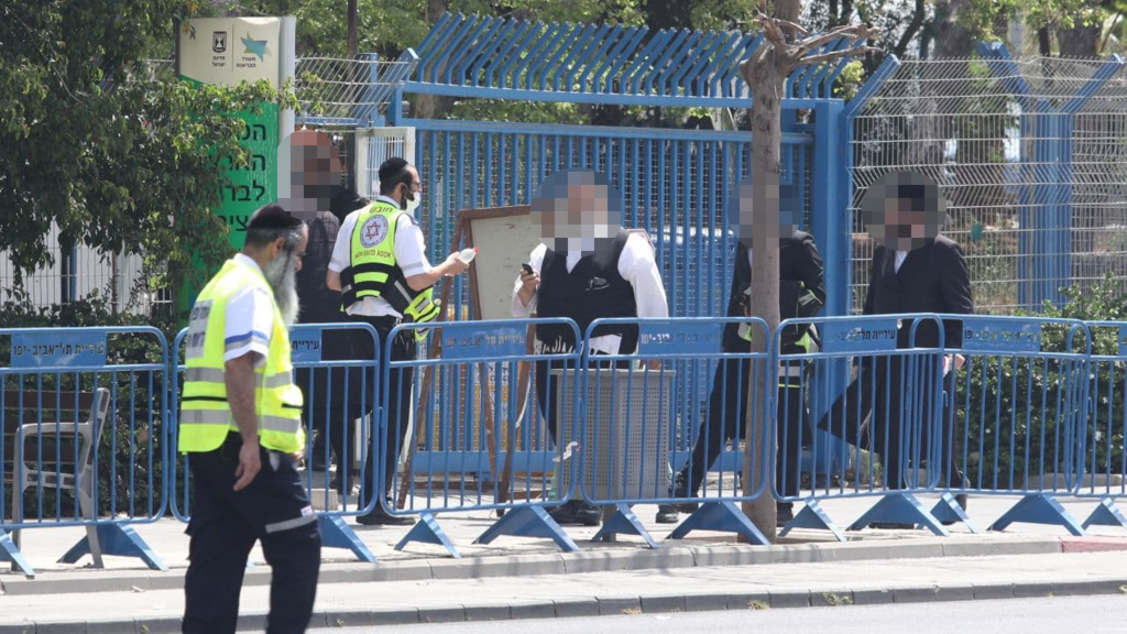 Families of victims of the Meron disaster wait to hear if their relatives are among the dead outside the forensic Institute in Tel Aviv on Friday (Photo: Dana Kopel) משפחות מחפשות מידע על יקיריהן באבו כביר