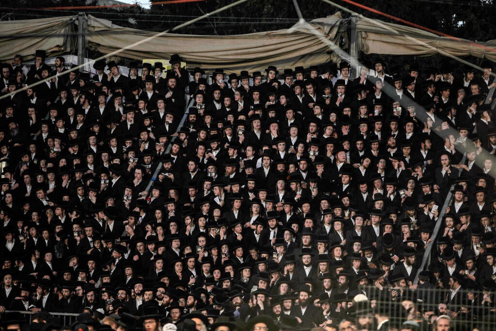 המוני מתפללים בהר מירון, במאי האחרון. חשש גם עתה לשלום הציבור (צילום: AFP) המוני מתפללים בהר מירון