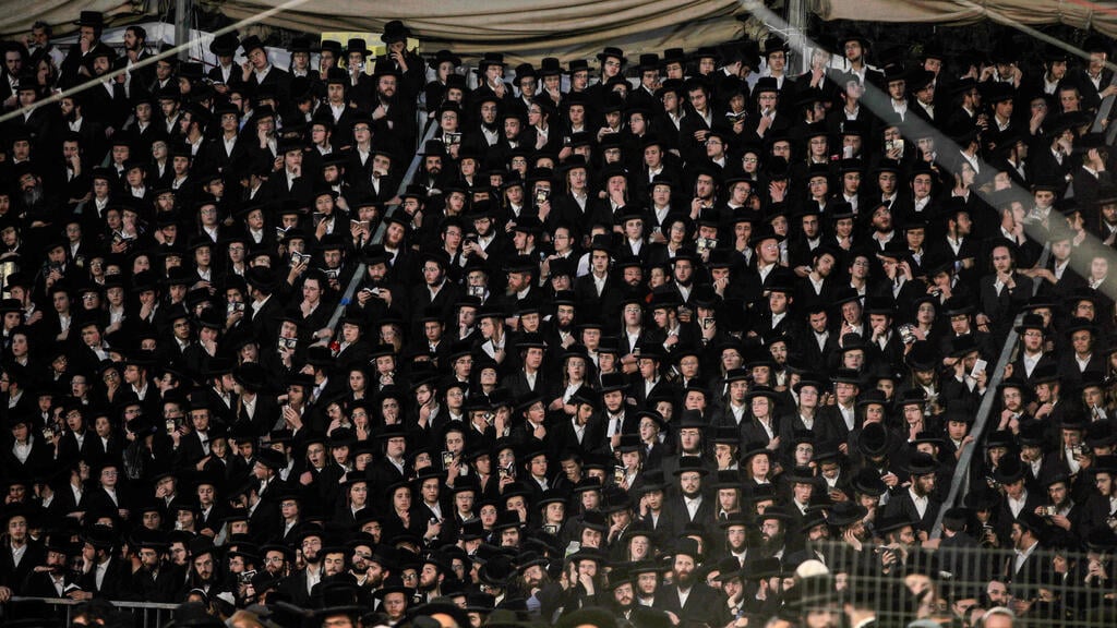 Haredi men crowded together during Lag BaOmer festivities on Mount Meron before the disaster that killed 45 people (Photo: AFP) המוני מתפללים בהר מירון