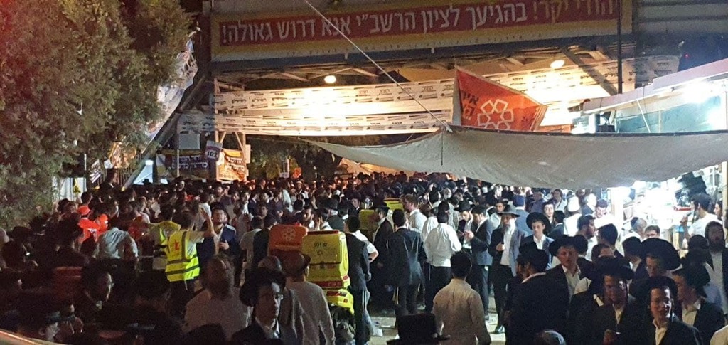 רגעי האסון בהר מירון (צילום: משה מזרחי) עשרות בני אדם נפגעו בדוחק הכבד באחד ממתחמי ההדלקה במתחם ההילולה בהר מירון