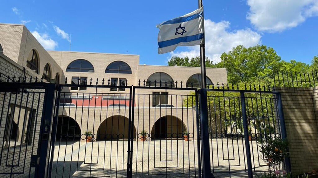 עובדים גם מהבית. שגרירות ישראל בוושינגטון דגל ישראל חצי התורן שגרירות ישראל ב וושינגטון ארה"ב