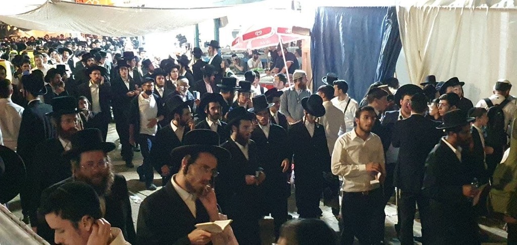 מתפללים במירון. "ליקויים במערך כיבוי האש ודרכי המילוט המהווים סכנה לציבור לא תוקנו" (צילום: משה מזרחי) עשרות בני אדם נפגעו בדוחק הכבד באחד ממתחמי ההדלקה במתחם ההילולה בהר מירון
