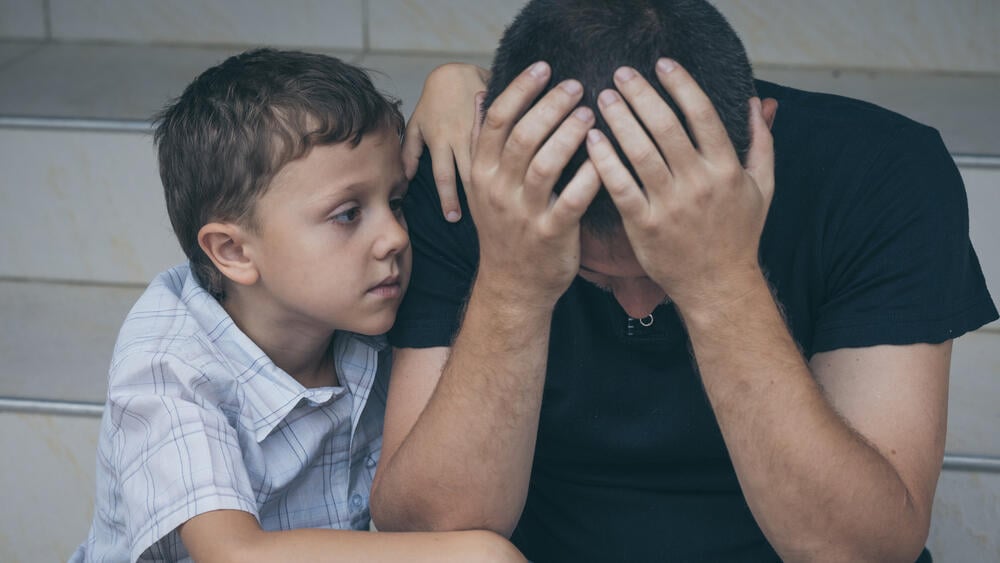 אילוסטרציה (shutterstock) אבא בן ילד אב ובנו עצוב דיכאון בכי