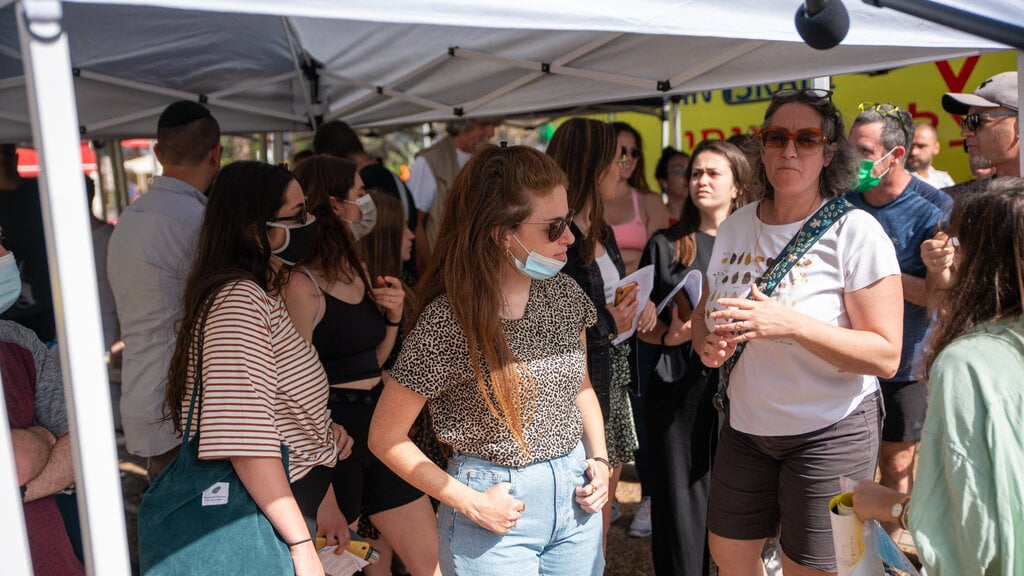 People line up on Friday in Tel Aviv to donate blood for those injured in the disaster in Meron (Photo: Tal Shahar) תרומות דם לפצועים באסון הר מירון בכיכר רבין בתל אביב