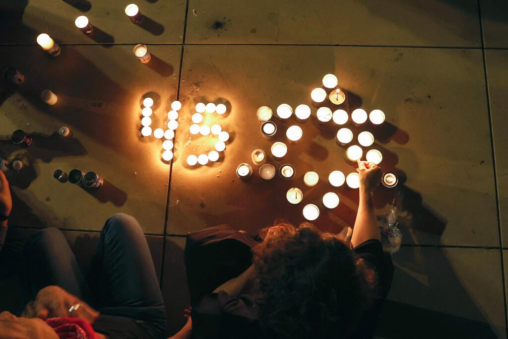 Israelis light candles in memory of the 45 people who died during the Mt. Meron disaster (Photo: AFP) אירוע זיכרון להרוגי אסון מירון והדלקת נרות בהבימה ת"א