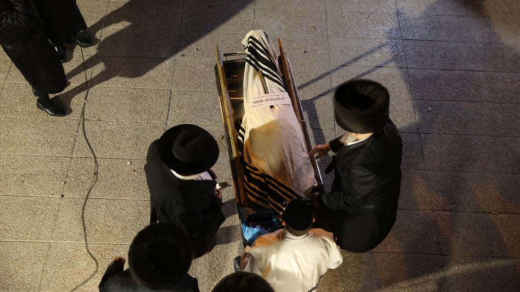 The funeral on Saturday of Menachem Kalmanovitch, who was among the 45 victims of the Meron disaster (Photo: Amit Shaabi) הלוויתו של מנחם קנובלוביץ' בבית הלוויות שמגר בירושלים