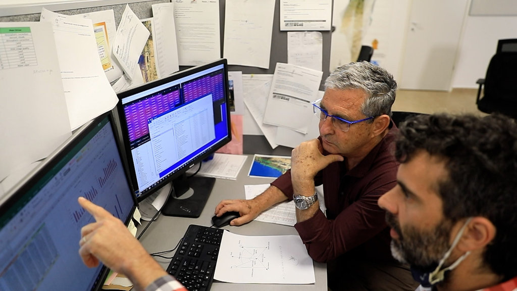 פרופסור ארנון קרניאלי מול נתונים של לוויין וונוס. 