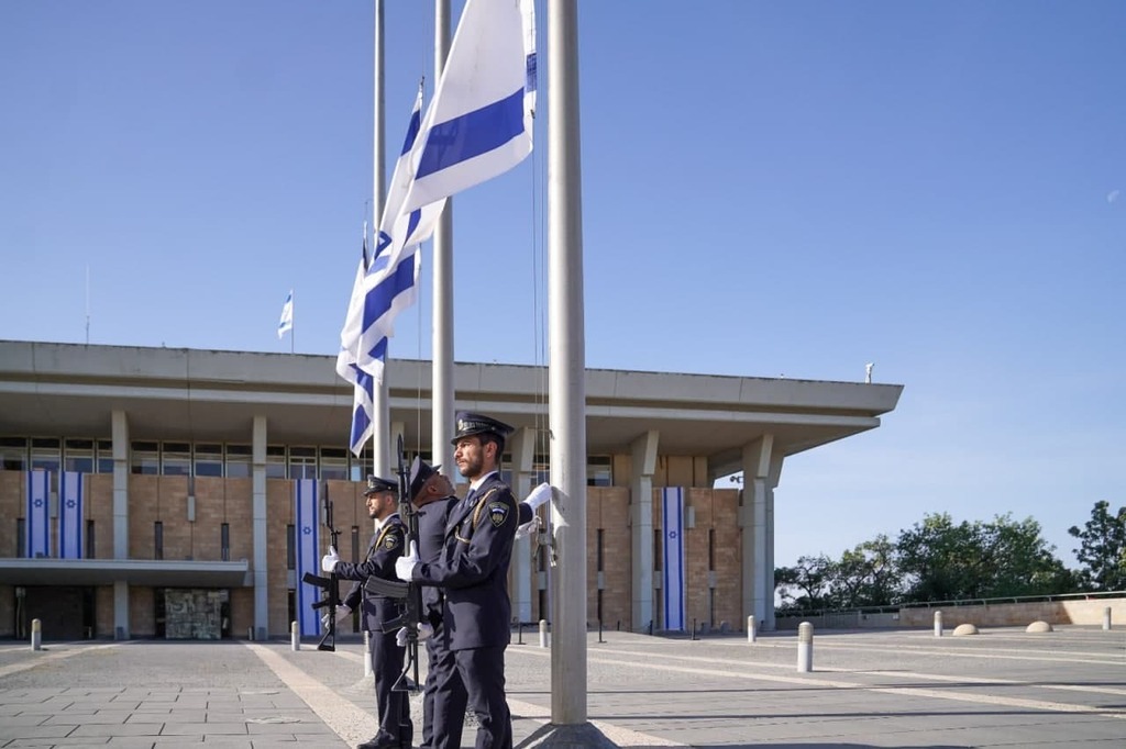יום אבל בעקבות האסון, דגלי הכנסת הורדו לחצי התורן (צילום: נועם מושקוביץ, דוברות הכנסת) דגל בחצי התורן