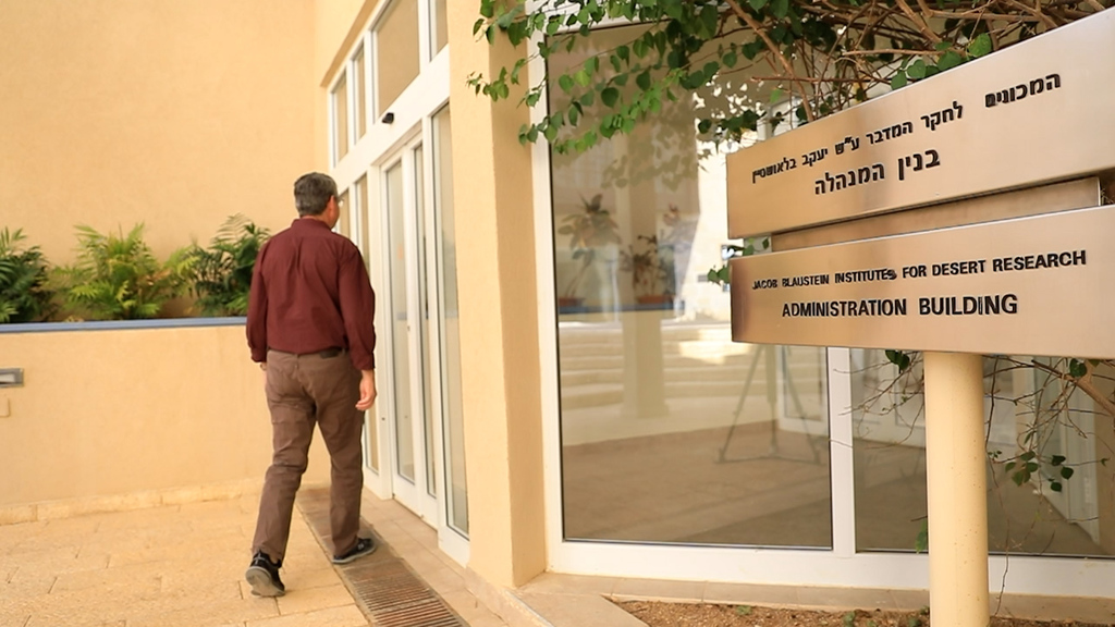 פרופסור ארנון קרניאלי בבניין המכונים לחקר המדבר באוניברסיטת בן-גוריון בנגב. 