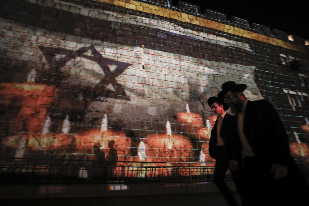 חומות העיר העתיקה בירושלים מוארים בדגל ישראל