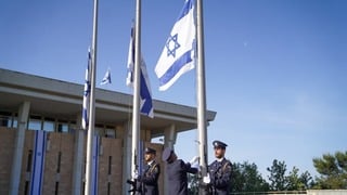 דגל בחצי התורן