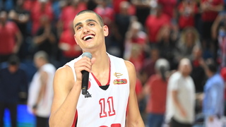 מדר חוגג עם הקהל
