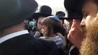 יונתן בן ה-4 בהלווית אביו, יהודה לייב רובין, שנהרג באסון מירון