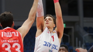 אריאל קולע על הראש של גרשון