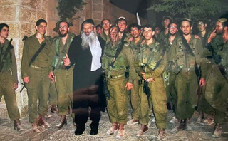 הרב משה צרפתי ז"ל התנדב במשך שנים בגדוד הנח"ל החרדי, שם ליווה את החיילים הצעירים ברגעים הקשים