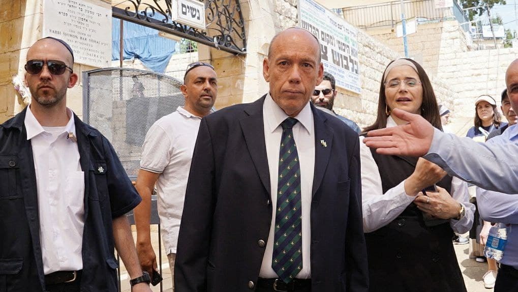 המבקר אנגלמן, היום. "ביקור ראשון" (צילום: אפי שריר ) מתניהו אנגלמן וצוותי הביקורת לאחר האסון