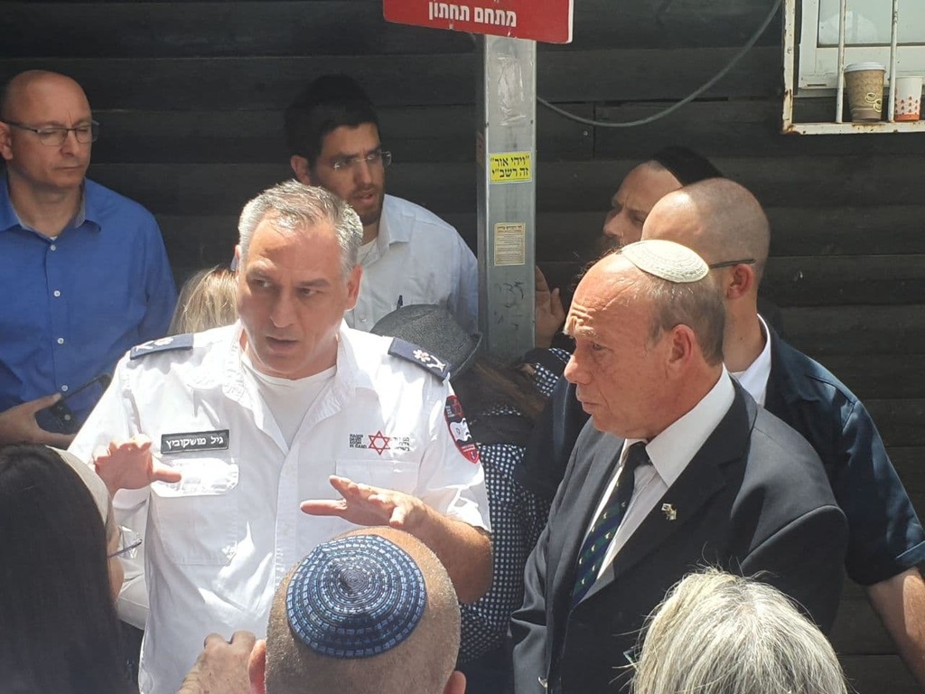 ים נציגי מד"א. "תמונה מורכבת" (צילום: שמיר אלבז) מתניהו אנגלמן וצוותי הביקורת לאחר האסון