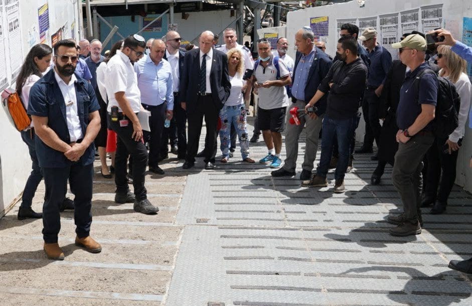 זירת האסון (צילום: אפי שריר ) מתניהו אנגלמן וצוותי הביקורת לאחר האסון