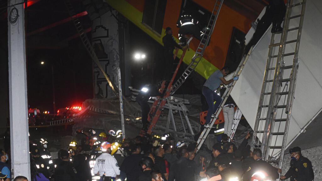  Rescue teams at the collapsed Mexico City metro 