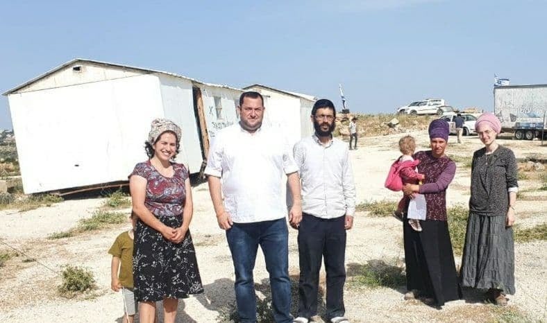 המשפחות שהגיעו ליישב מחדש את מאחז "אביתר" לאחר הפיגוע (צילום: מועצה אזורית שומרון) מתנחלים העלו קראוונים למאחז אביתר
