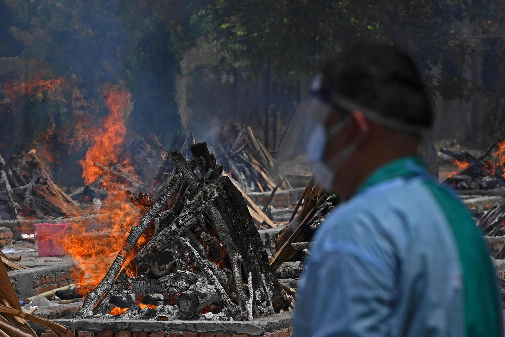 שריפת גופות בניו דלהי (צילום: AFP) שריפת גופות בניו דלהי