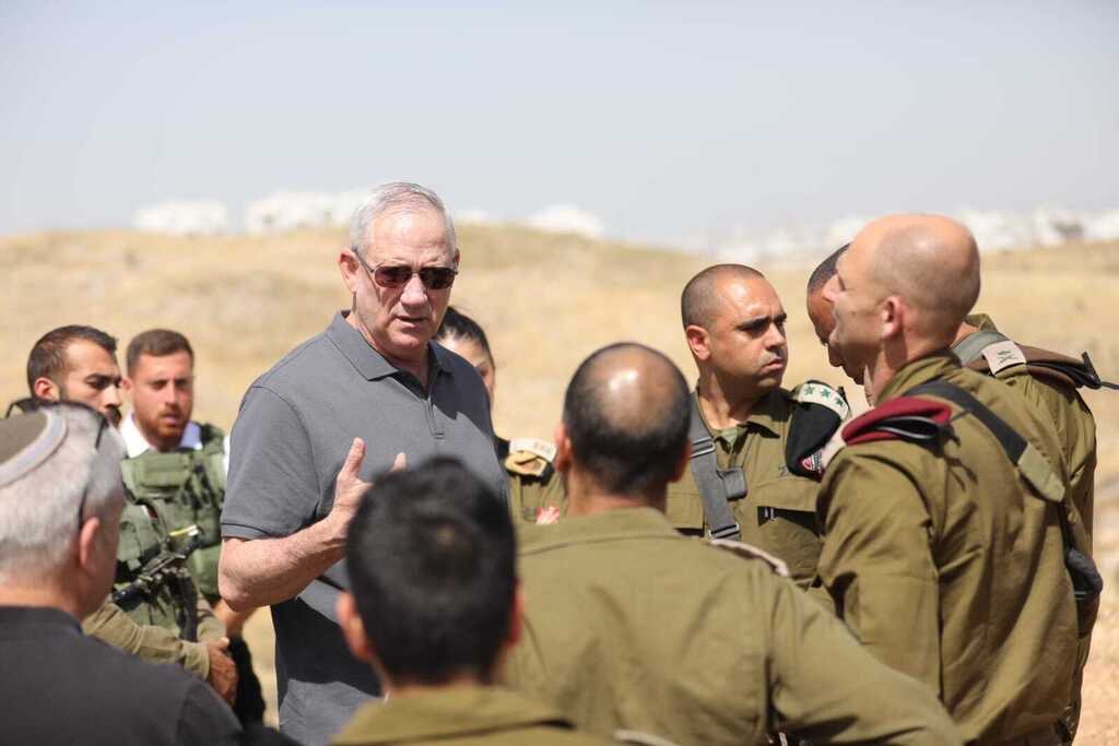 בני גנץ מבקר באוגדת איו"ש (צילום: אלעד מלכה) בני גנץ מבקר באוגדת איו"ש