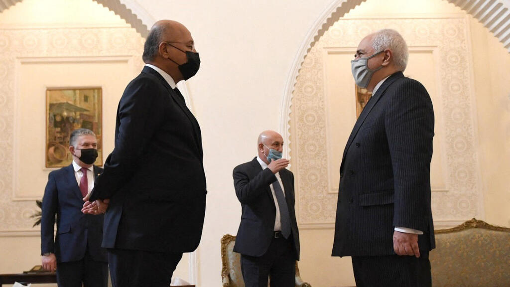  Iraq's President Barham Salih (R) speaking with Iranian Foreign Minister Mohammad Javad Zarif (L