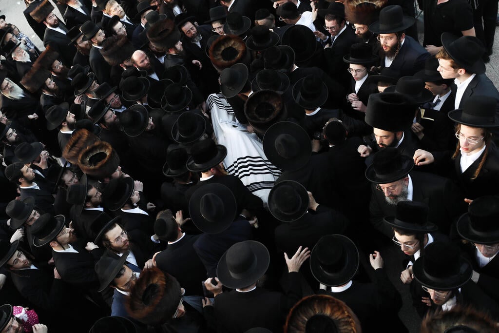 Ultra-Orthodox mourners attend the funeral in Jerusalem for one of the victims of the crush at Mount Meron, April 30, 2021 (Photo: EPA) Ultra-Orthodox mourners attend the funeral in Jerusalem for one of the victims of the crush at Mount Meron, April 30, 2021