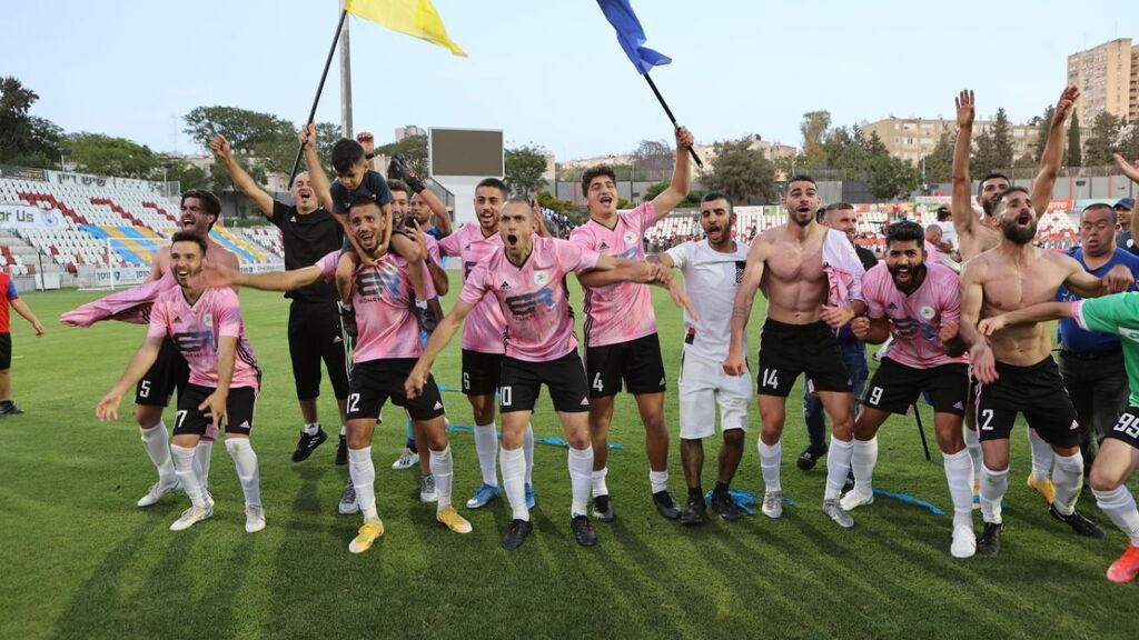 שחקני בני ריינה חוגגים את העלייה (צילום: גיל נחושתן) שחקני בני ריינה חוגגים את העלייה