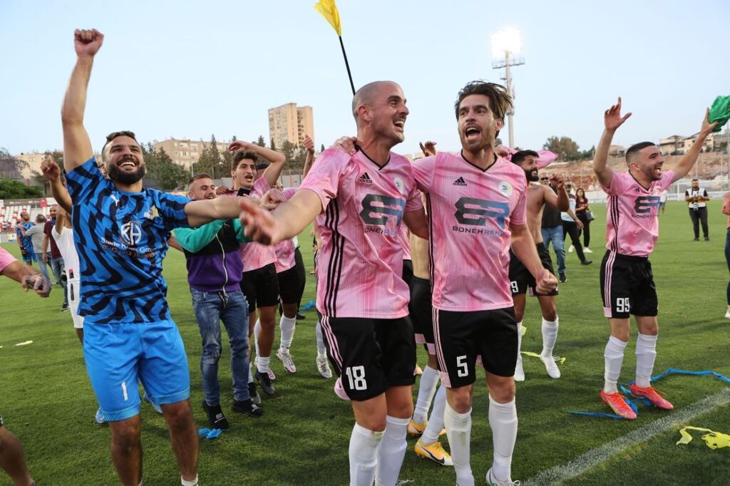 צילום: גיל נחושתן שחקני בני ריינה חוגגים את העלייה