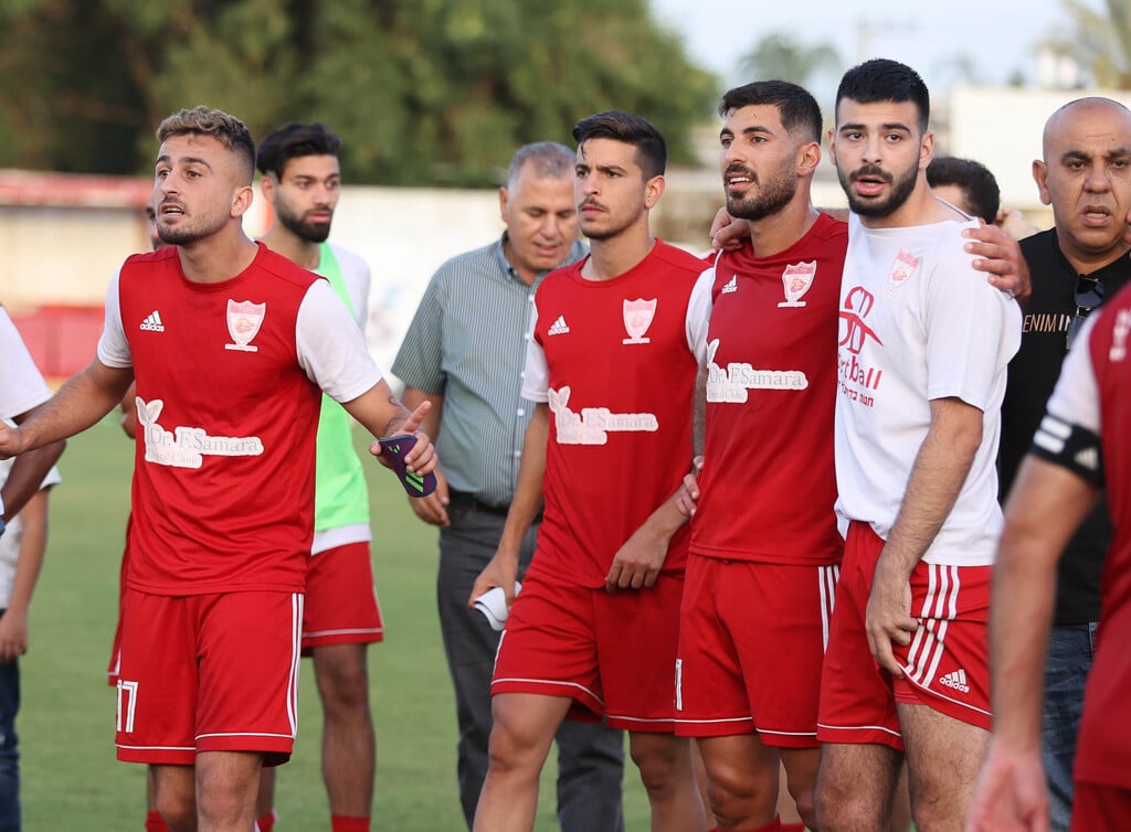 לא יודעים אם לחגוג או להיות מאוכזבים. שחקני טירה בסיום (צילום: ראובן שוורץ) שחקני מ.ס טירה מאוכזבים