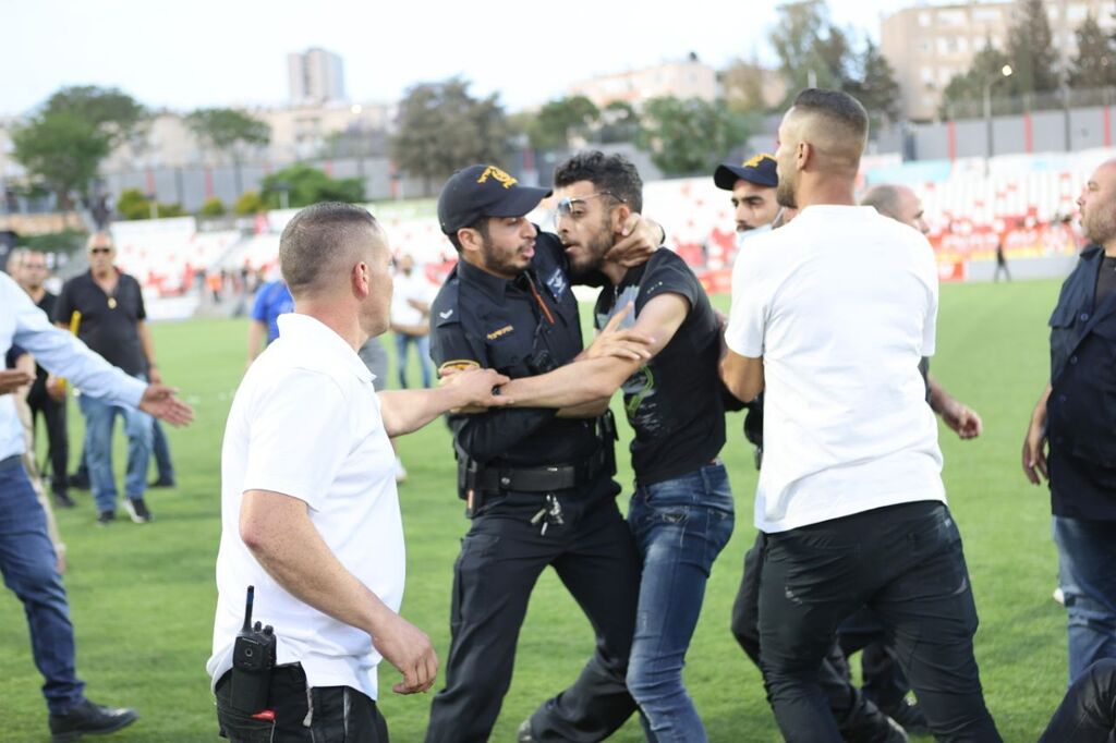 צילום: גיל נחושתן המשטרה עוצרת את אוהדי כאוכב