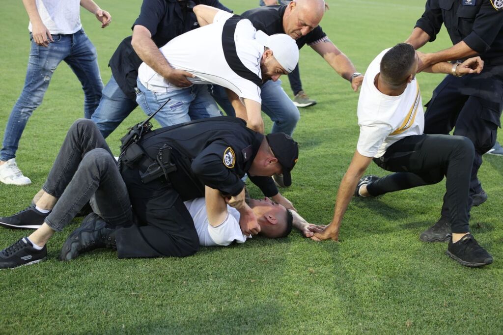 המשטרה עוצרת את אוהדי ריינה (צילום: גיל נחושתן) המשטרה עוצרת את אוהדי כאוכב