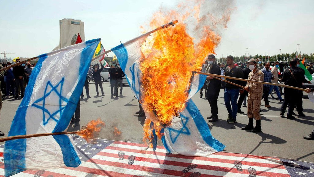 "ישראל חזקה מנתניהו". שריפת דגלים ביום ירושלים בטהרן (צילום: AFP) שריפת דגלי ישראל כחלקי מאירועי יום ירושלים בטהרן