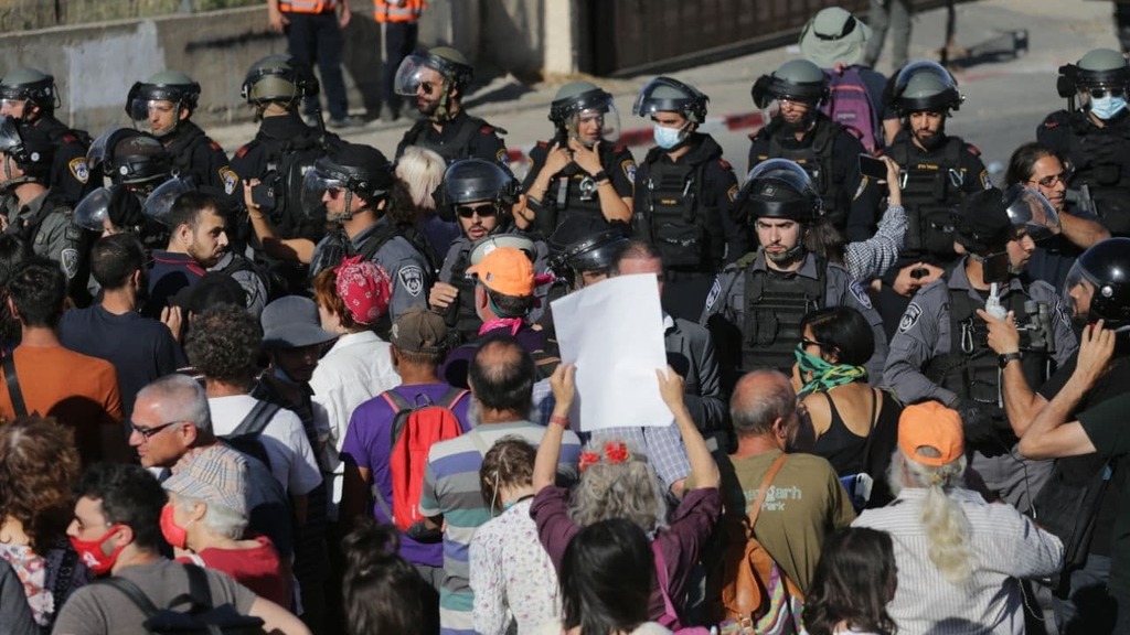 Police and protesters face off at a demonstration against the eviction of Palestinians in Sheikh Jarrah (Photo: Alex Kolomoisky) ההפגנות בשייח ג'ראח