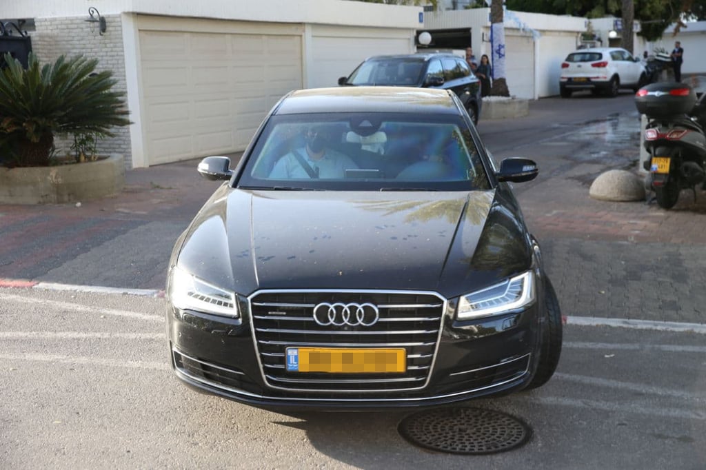 גם אביגדור ליברמן יוצא מרמת אביב (צילום: מוטי קמחי) אביגדור ליברמן יוצא מפגישתו עם יאיר לפיד