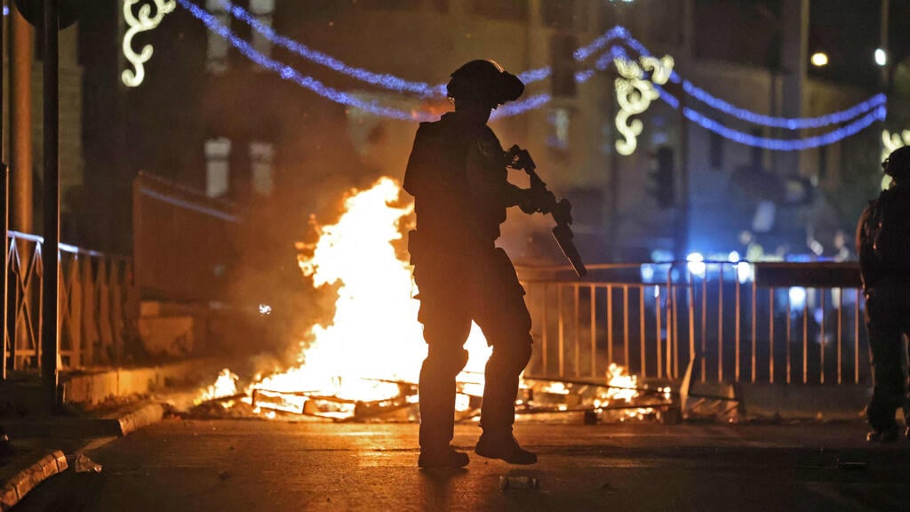 Police during riots at Damascus Gate on Saturday evening (Photo: AFP) העימותים בשער שכם